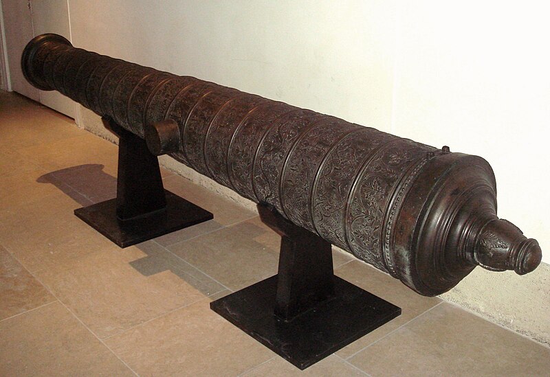 800px-Ottoman_cannon_end_of_16th_century_length_385cm_cal_178mm_weight_2910_stone_projectile_founded_8_October_1581_Alger_seized_1830.jpg