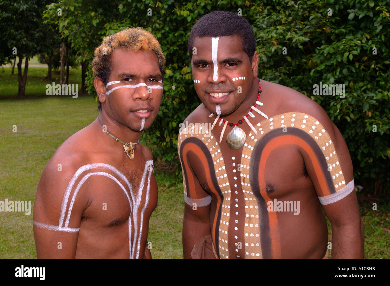 body-painted-tjappukai-aboriginal-natives-in-cairns-australia-queensland-A1CBNB.jpg