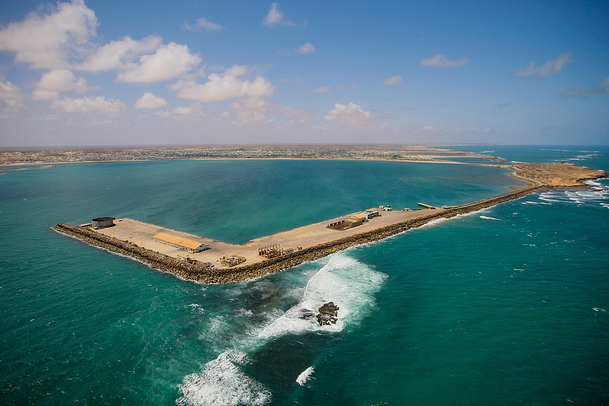 1200px-Aerial_views_of_Kismayo_08_(8071374374).jpg