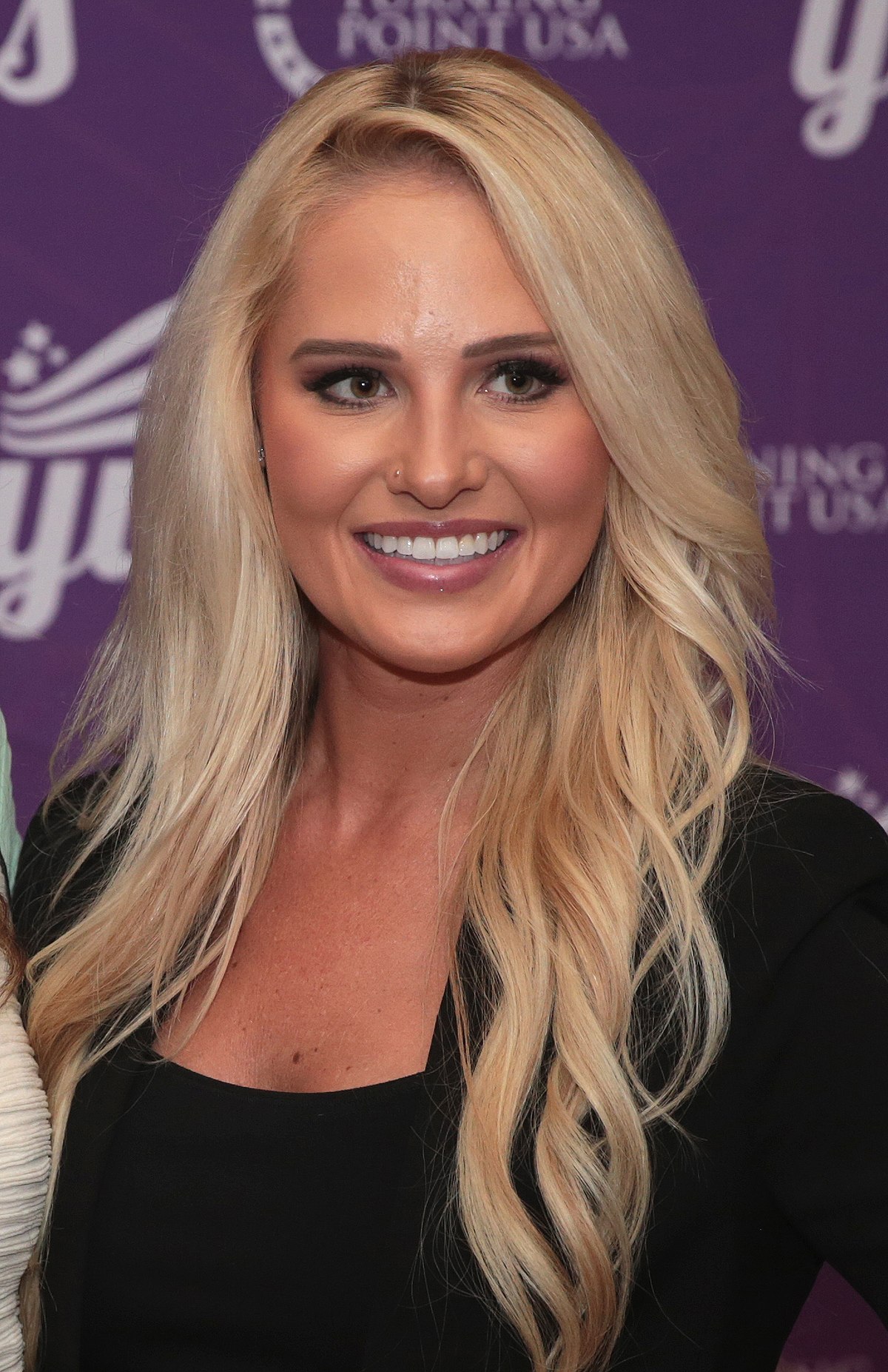 1200px-Tomi_Lahren_by_Gage_Skidmore_2.jpg