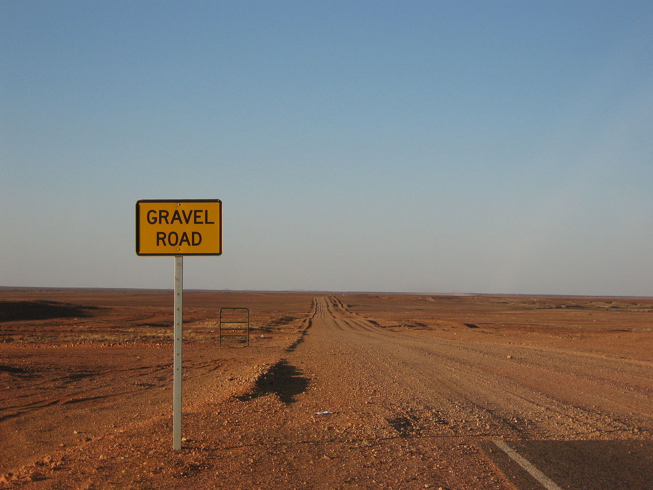 1280px-Gravel_Road_Coober_Pedy.jpg