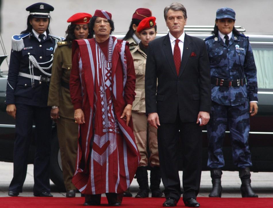 178055-moammar-gadhafi-and-female-body-guards.jpg
