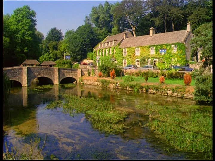 189023939-river-coln-bibury-cotswolds-idyll.jpg