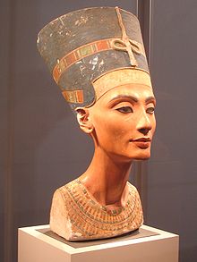 220px-Nefertiti_berlin.jpg