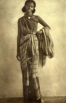 220px-Somali_woman_in_traditional_dress_Circa_1940.jpg
