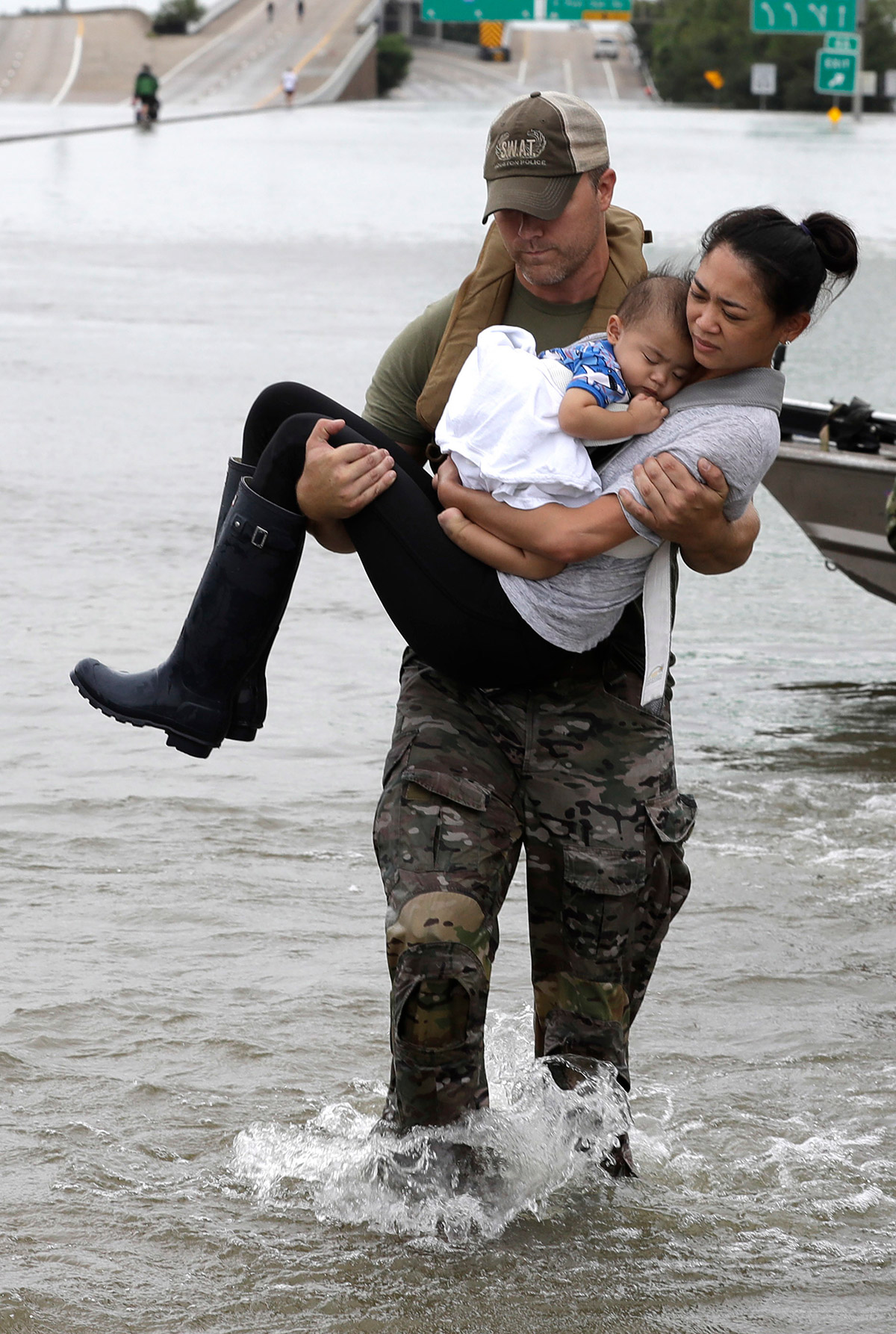 2351889_082817-ktrk-harvey-evac2-image.jpg