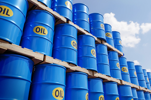3d-illustration-en-rader-av-classic-metal-oil-barrels-drum.jpg