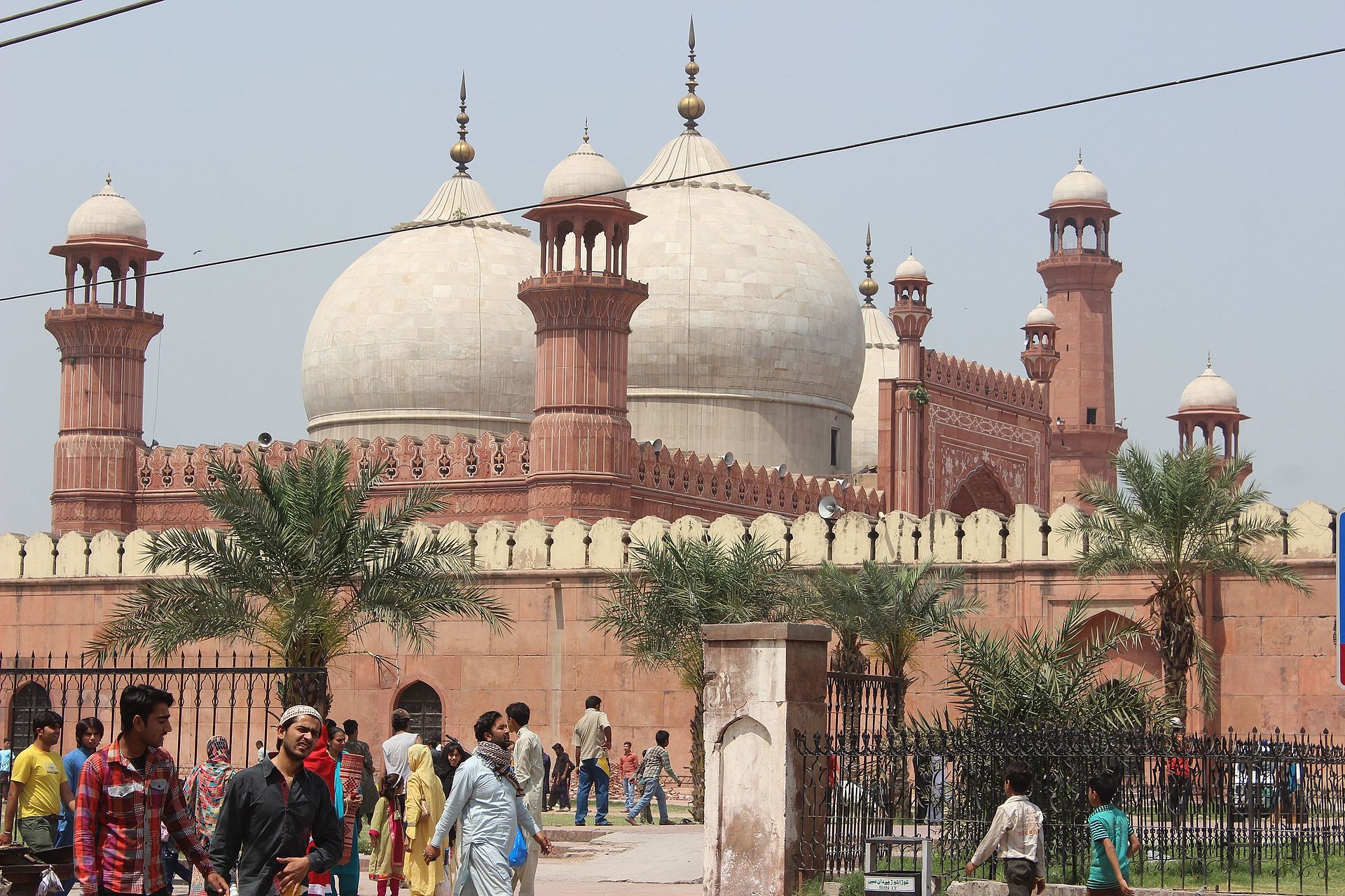 _1920px-Baadshahi_Mosque_2041734032976683035.jpg