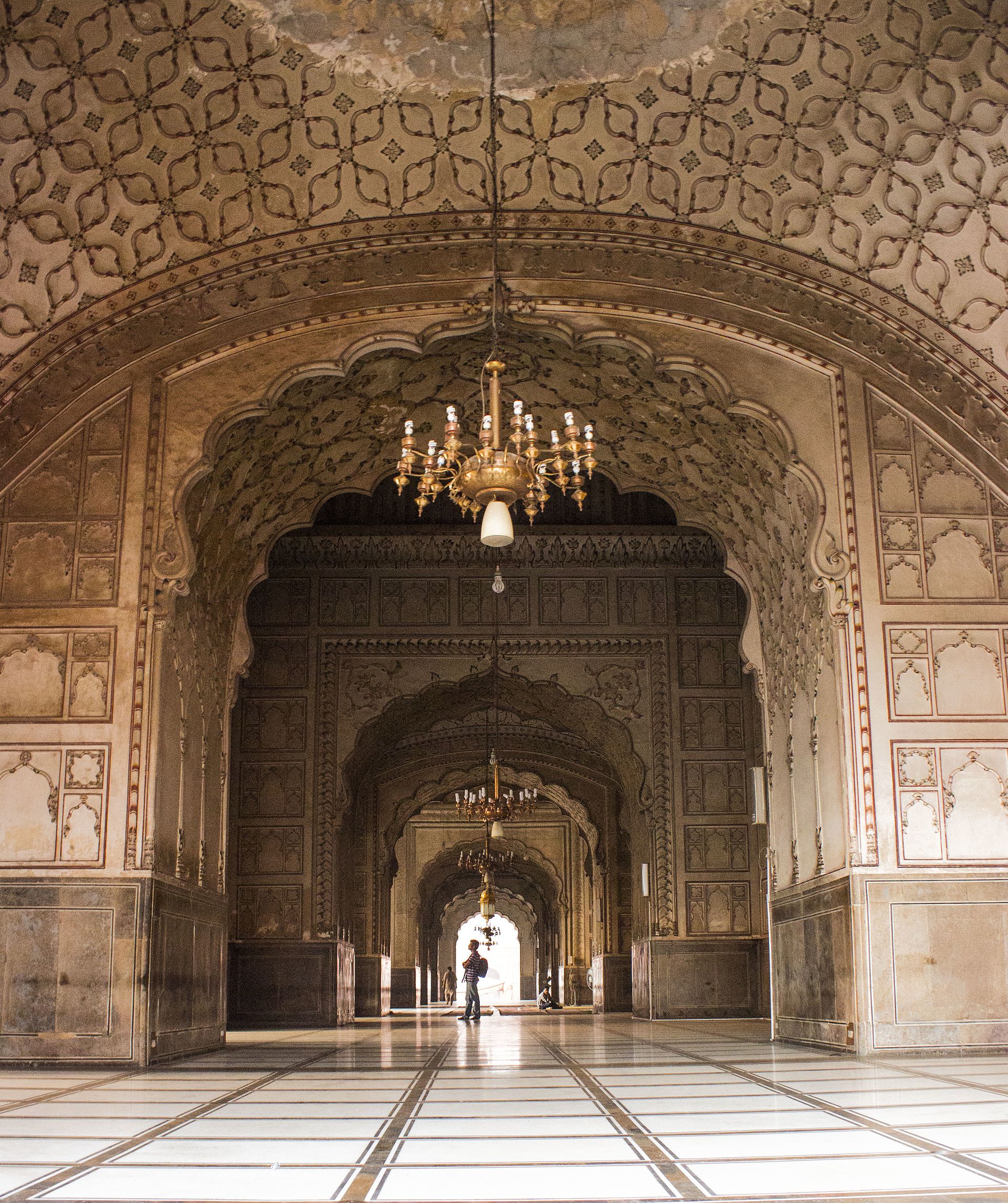 _1920px-Badshahi_Mosque_King_E2_80_99s_Mosque_1386615471072895004.jpg