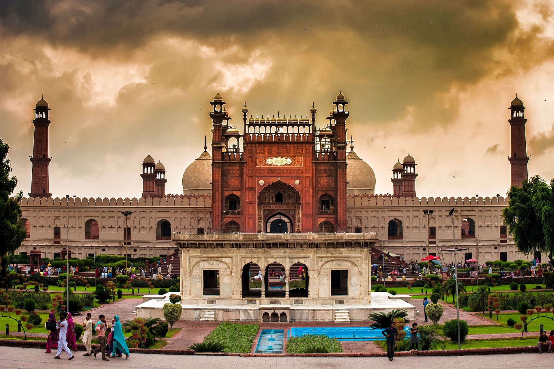 _1920px-Front_gate_of_badshahi_mosque_1298878111282547208.jpg
