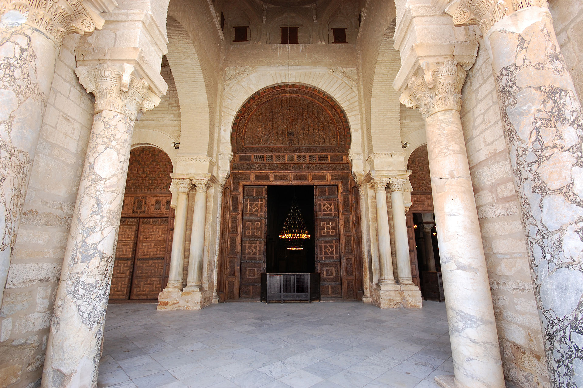 _1920px-Main_door_of_the_prayer_hall_of_the_Great_Mosque_of_Kairouan_6631204917946467788.jpg