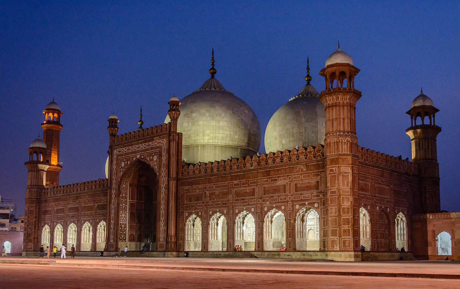 _1920px-Night_View_of_Badshahi_Mosque__28King_E2_80_99s_Mosque_29_8462166754427127346.jpg