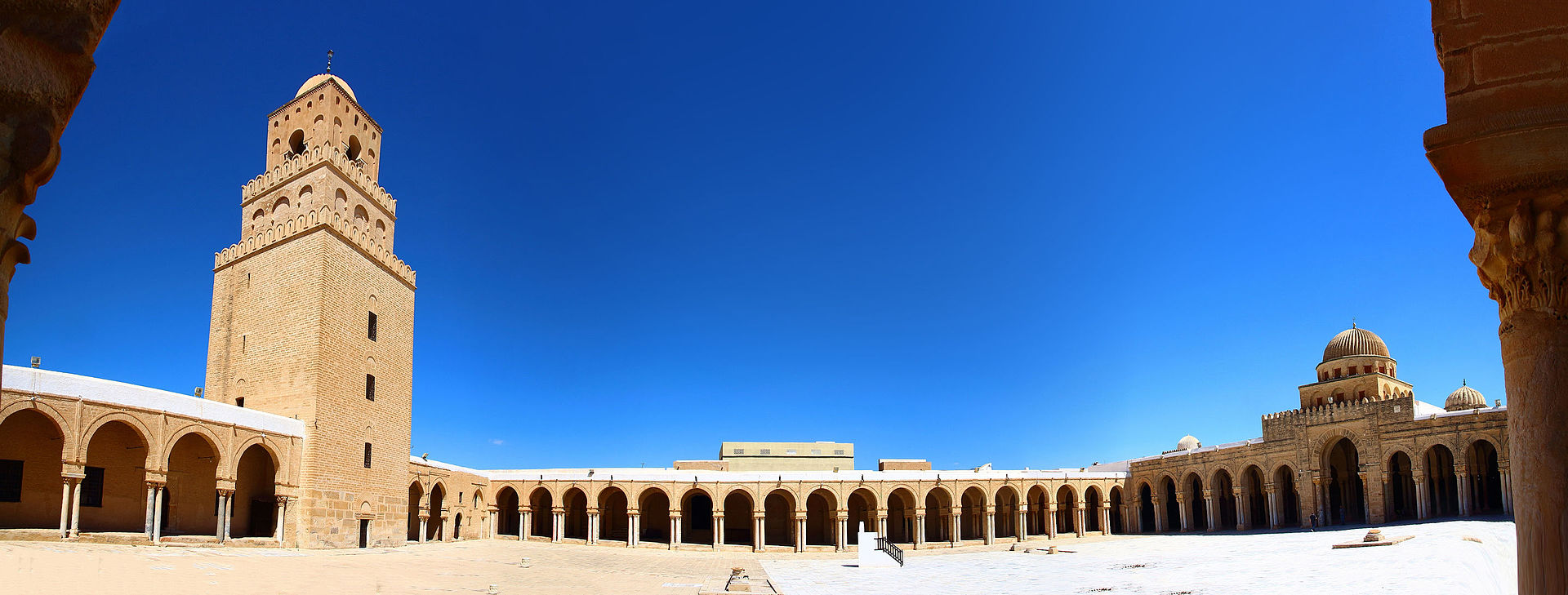 _1920px-Panorama_of_the_courtyard_of_the_Great_Mosque_of_Kairouan_4207526141183035772.jpg