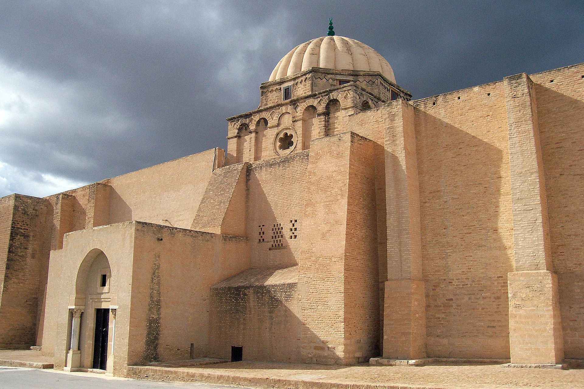 _1920px-Part_of_the_southern_facade_of_the_Great_Mosque_of_Kairouan_671581068818777426.jpg