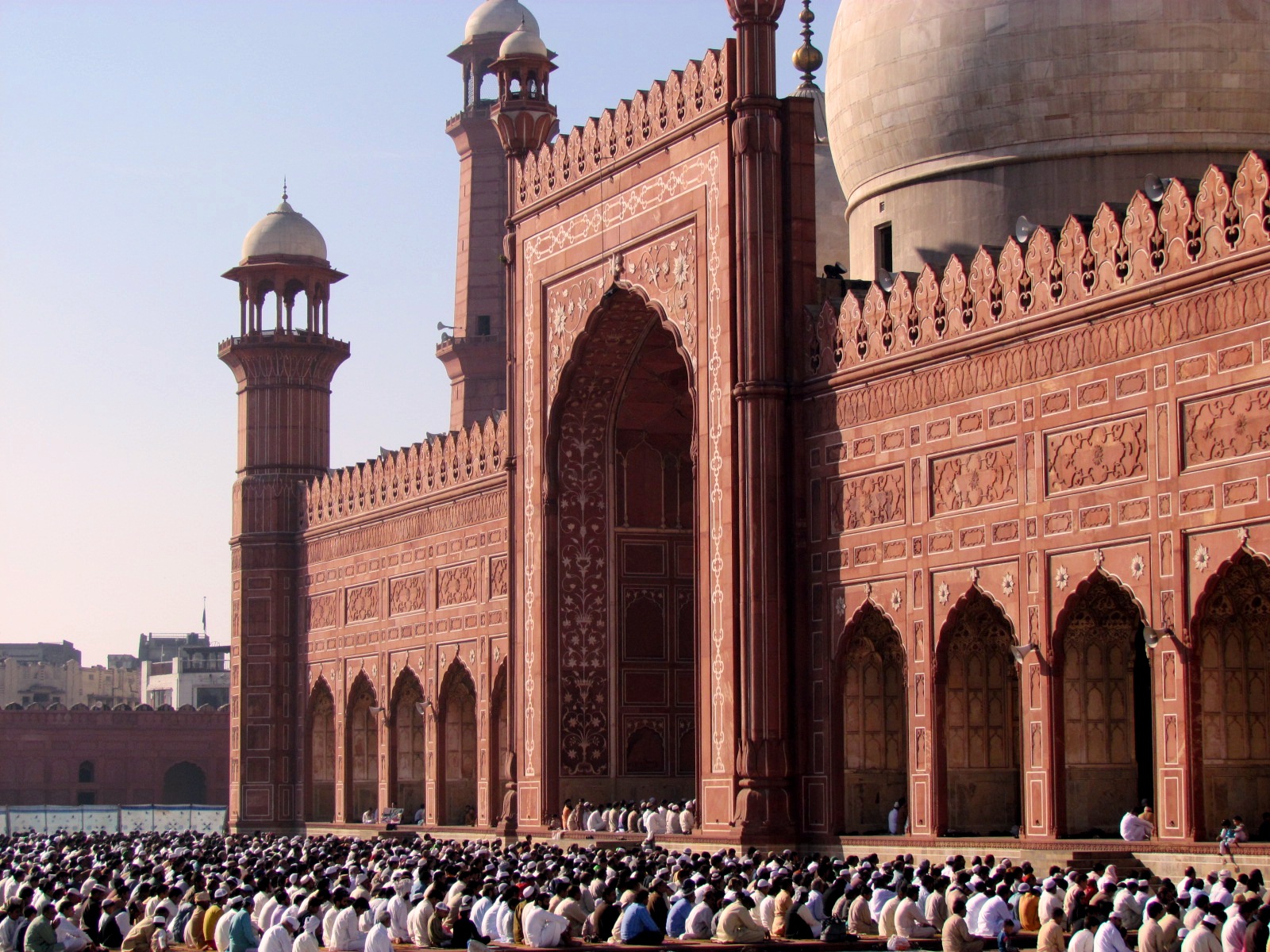 _The_Badshahi_in_all_its_glory_during_the_Eid_Prayers_3992186154451287663.JPG
