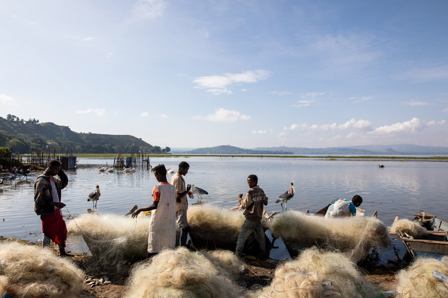 africa_ethiopia_locals_gathering_fishing_nets_at_lake_awassa_ben_cherry_gallery.jpg