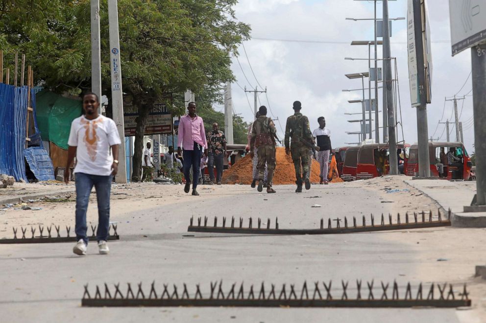 barricades-mogadishu-somalia-rt-210_hpEmbed_20210427-050758_3x2_992.jpg