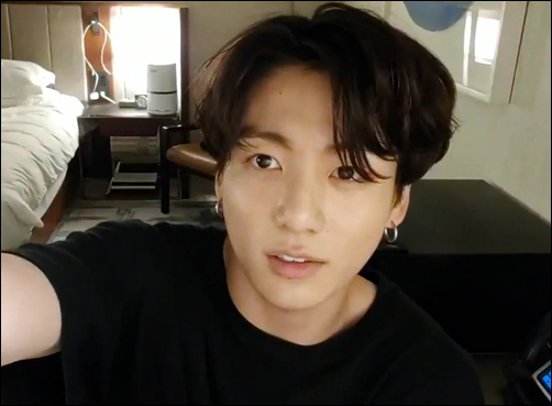 BTS-Jungkook-Morning-no-makeup-selfie.png