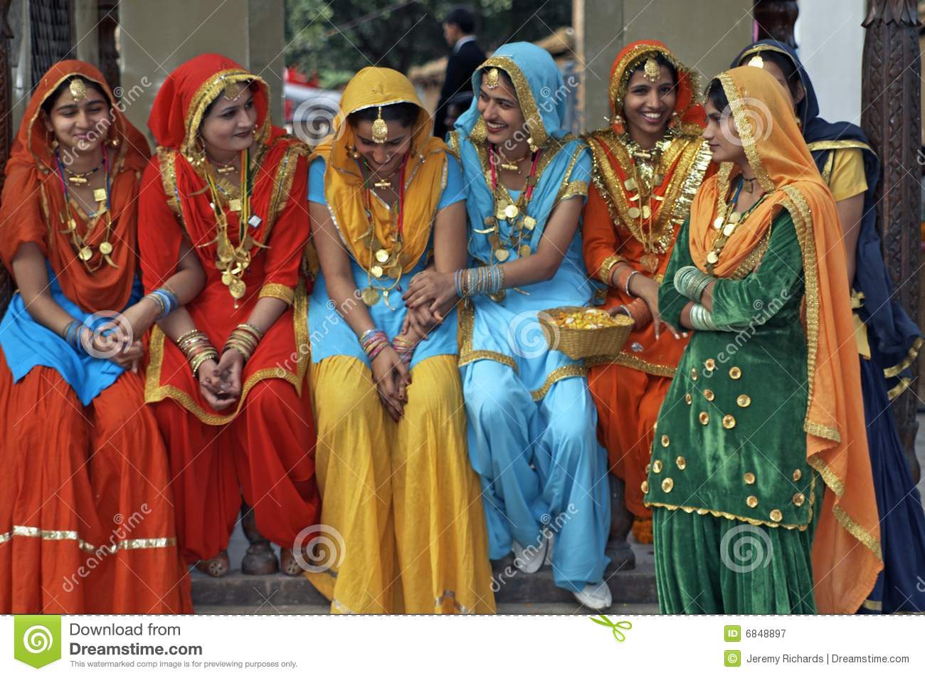 colorfully-dressed-indian-women-6848897.jpg