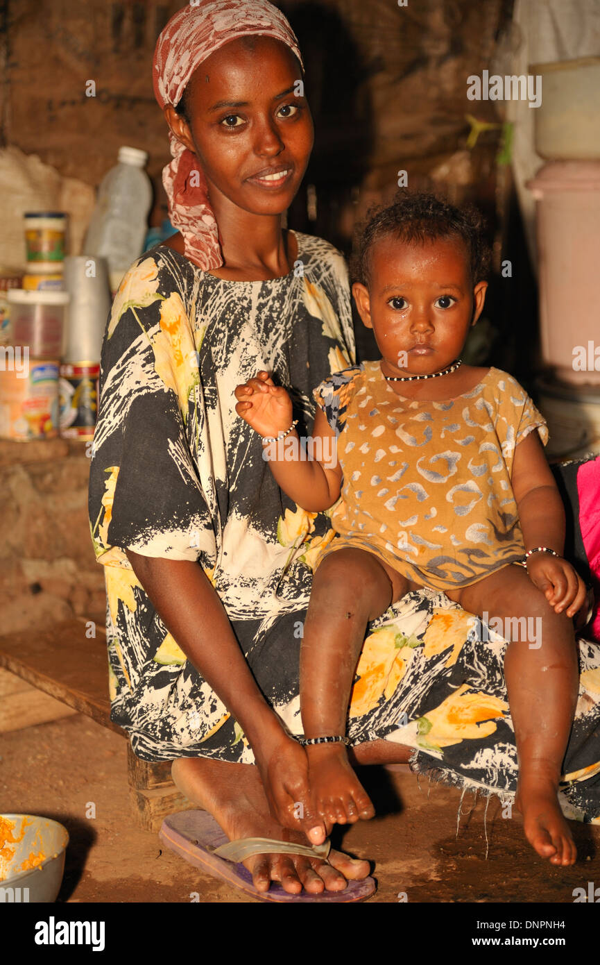 djiboutian-woman-with-a-daughter-posing-in-a-village-in-northern-djibouti-DNPNH4.jpg