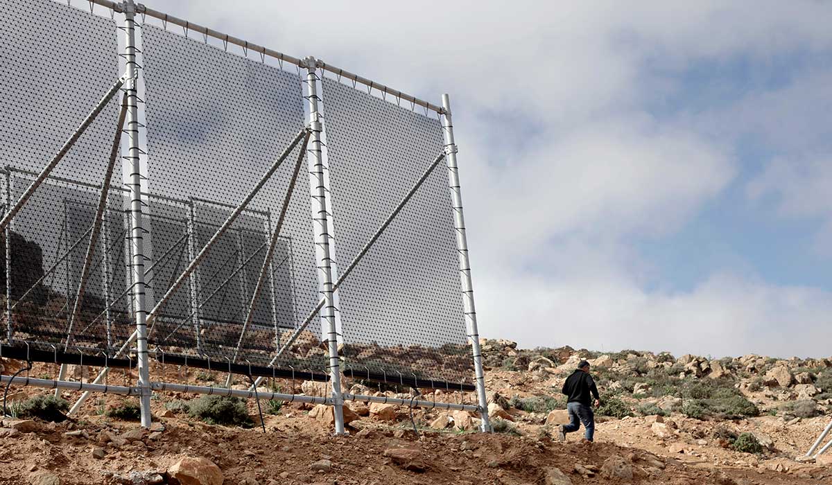 earth-focus_morocco_fog-catcher-man_1200x700(2).jpg