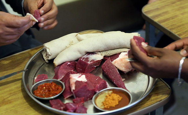 ethiopians_can_not_stop_eating_raw_meat_h15769_8576b.jpg