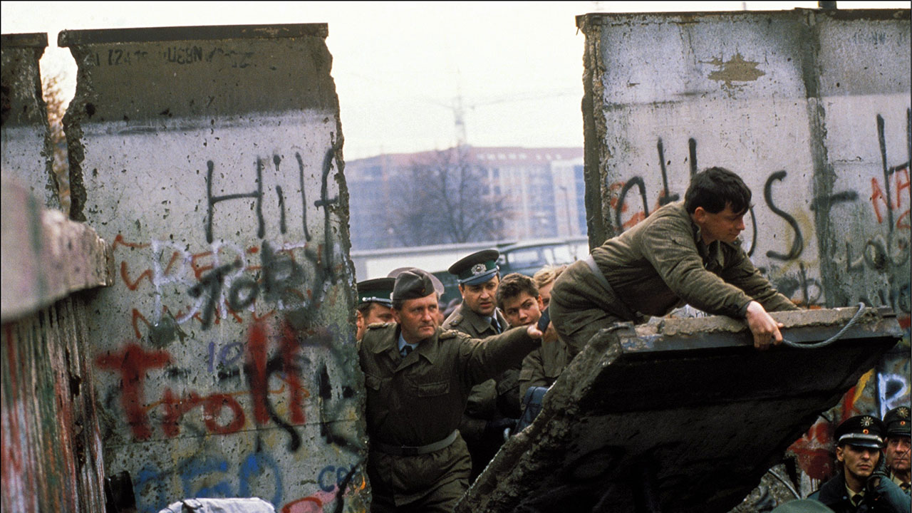 FT_19.10.10_EastWestGermany_feature.jpg