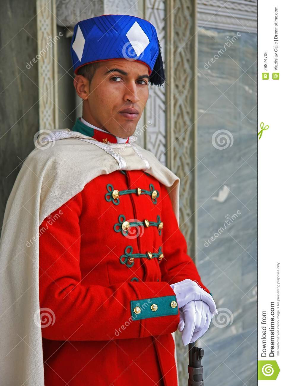 garde-royale-devant-le-mausolée-à-rabat-maroc-29824706.jpg