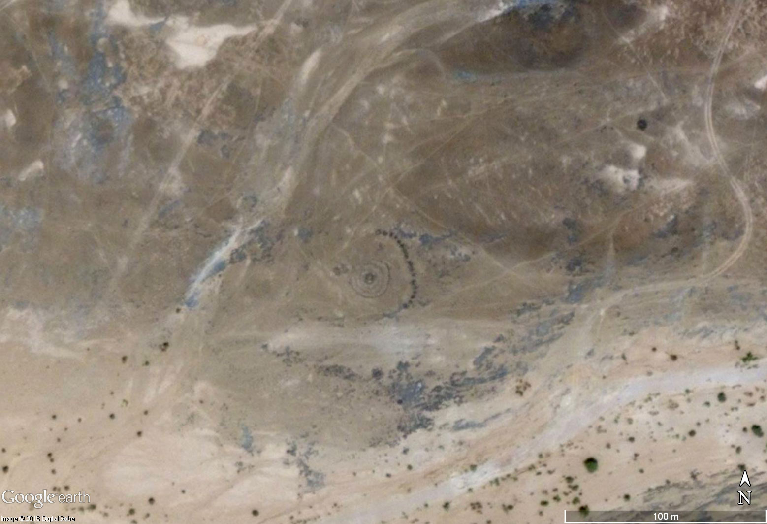 grabhuegel-mit-skala-sahara-praehistorisch-steinkreis-04.jpg