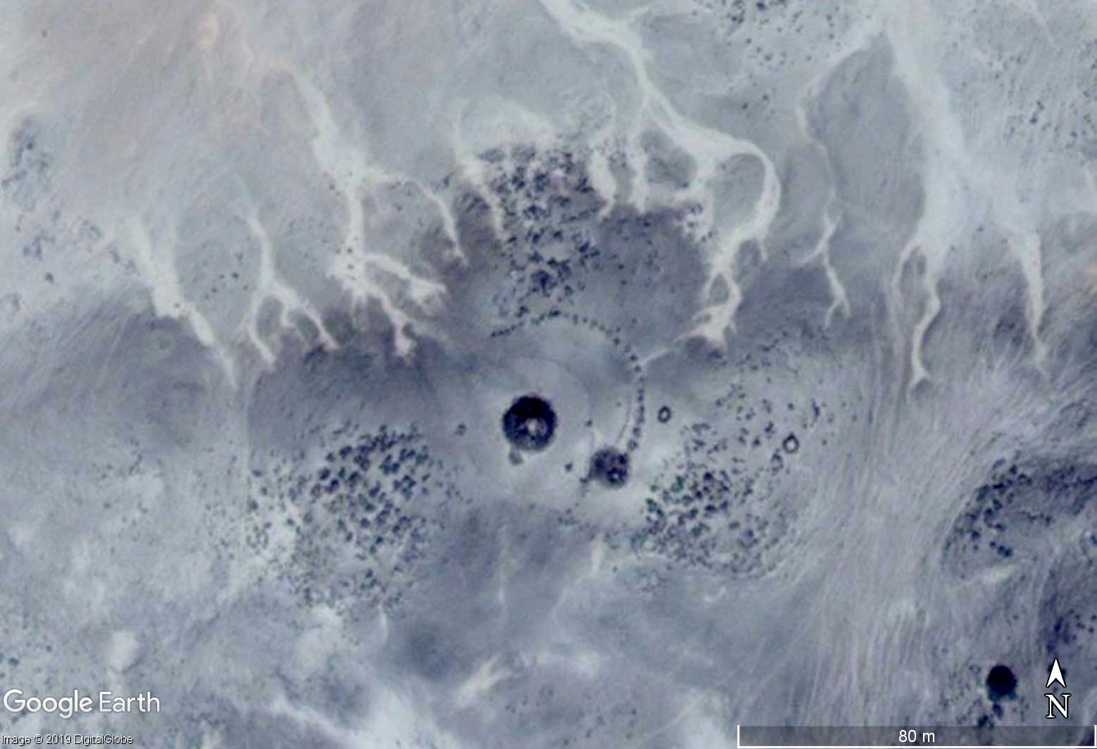 grabhuegel-mit-skala-sahara-praehistorisch-steinkreis-22.jpg