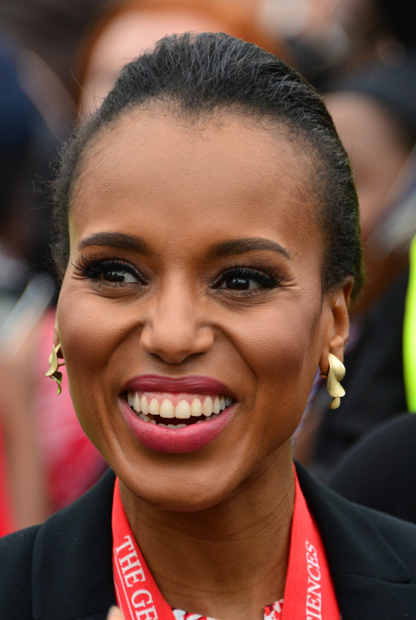 Kerry_Washington,_Deliver_Commencement_Address_GWU_(8755052944)_(cropped)_(cropped).jpg
