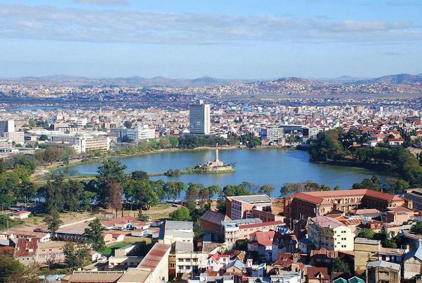 Lake_Anosy,_Central_Antananarivo,_Capital_of_Madagascar,_Photo_by_Sascha_Grabow.jpg