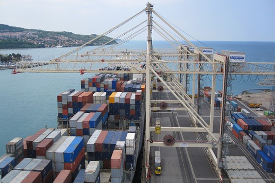 liebherr-post-panamax-ship-to-shore-container-crane-koper-slovenia_img_560x375.jpg