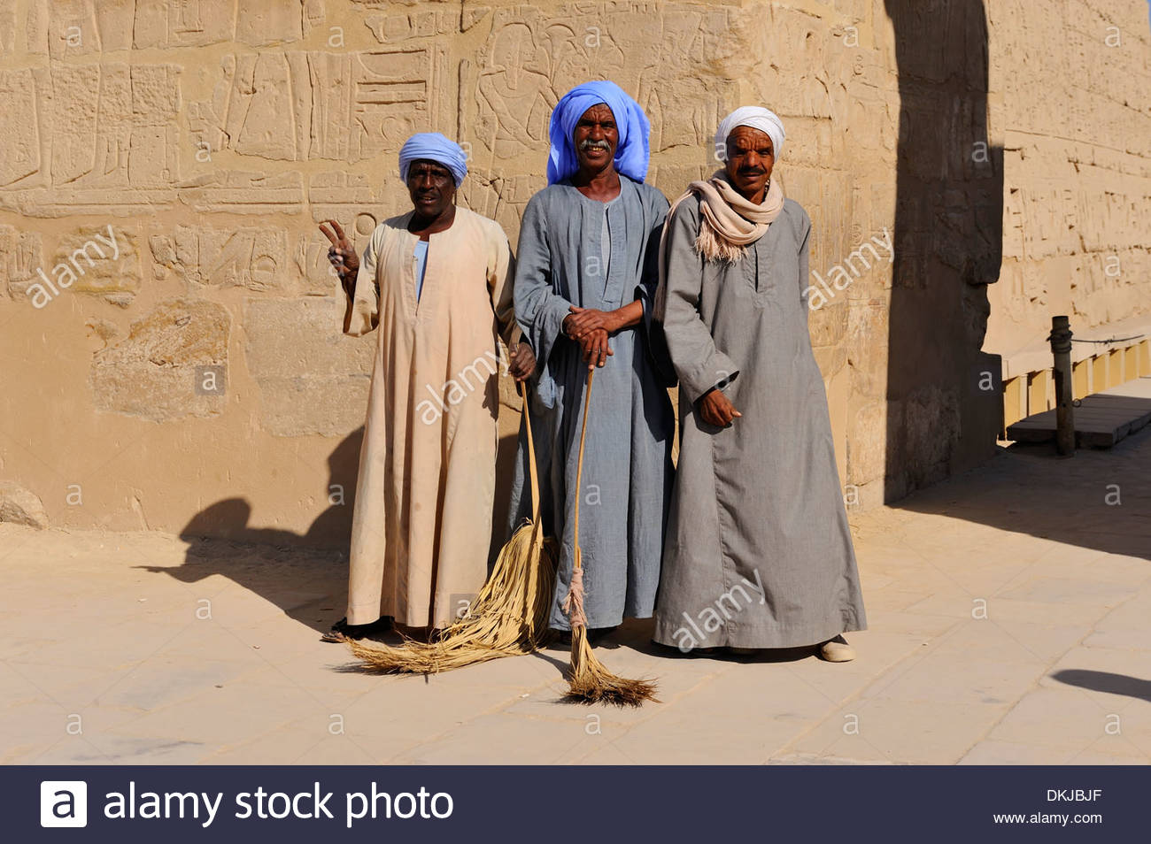 locals-at-entrance-to-central-court-karnak-temple-luxor-egypt-DKJBJF.jpg
