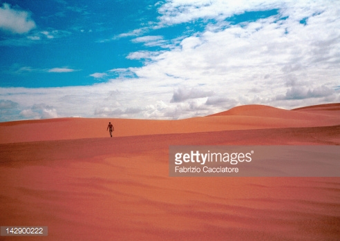 man-walking-across-desert-somalia-africa-picture-id142900222.jpg