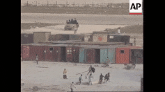 Mooryaans looting UN compound.gif