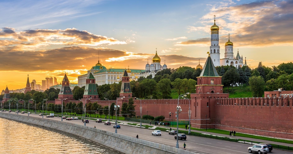 moscow-kremlin-sunset-jpg_header-93265.jpeg