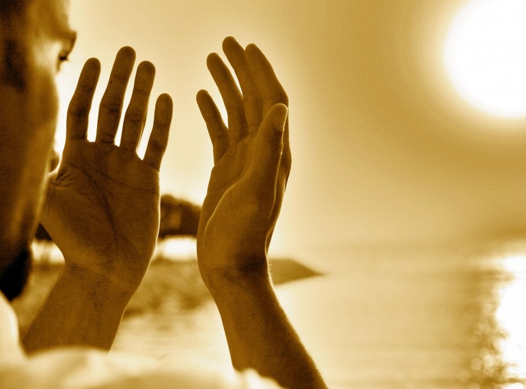 muslim-making-dua-by-the-ocean-1030x762.jpg