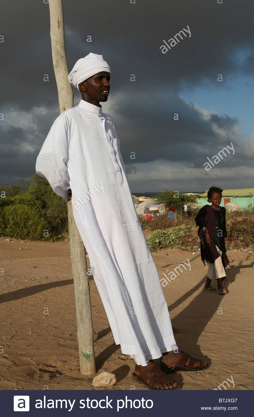 muslim-man-wearing-a-thobe-hargeisa-somaliland-B7JXG7.jpg