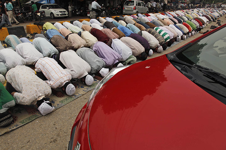 Muslims-pray-at-a-mosque-017.jpg