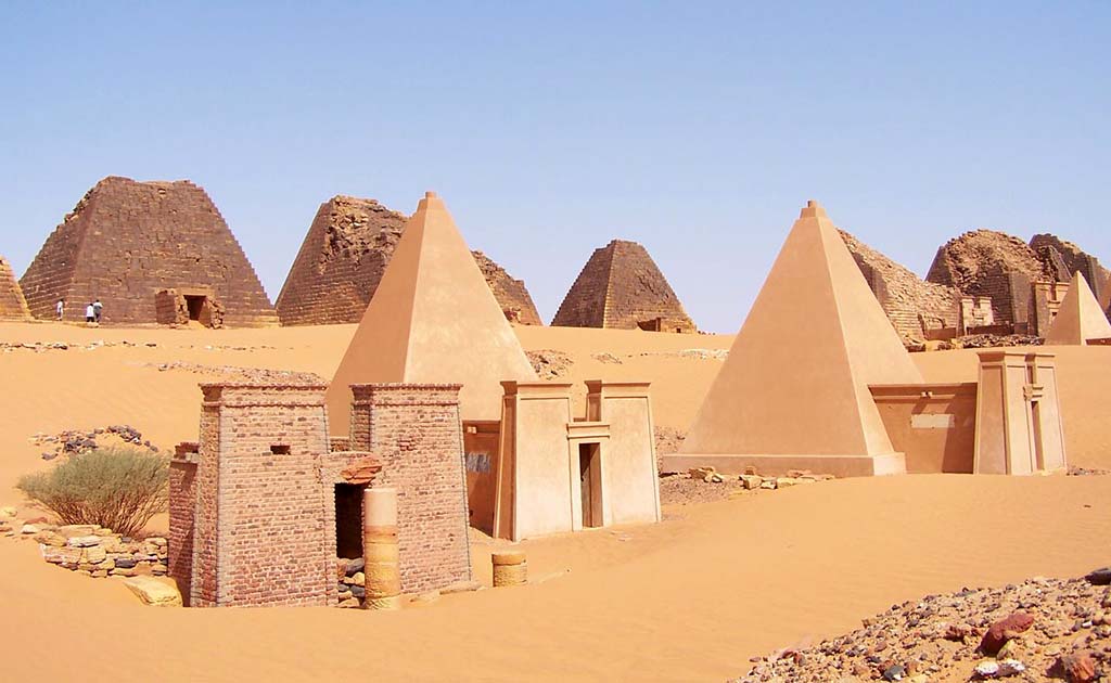 Original_and_reconstructed_Nubian_pyramids_Meroe_2005.jpg