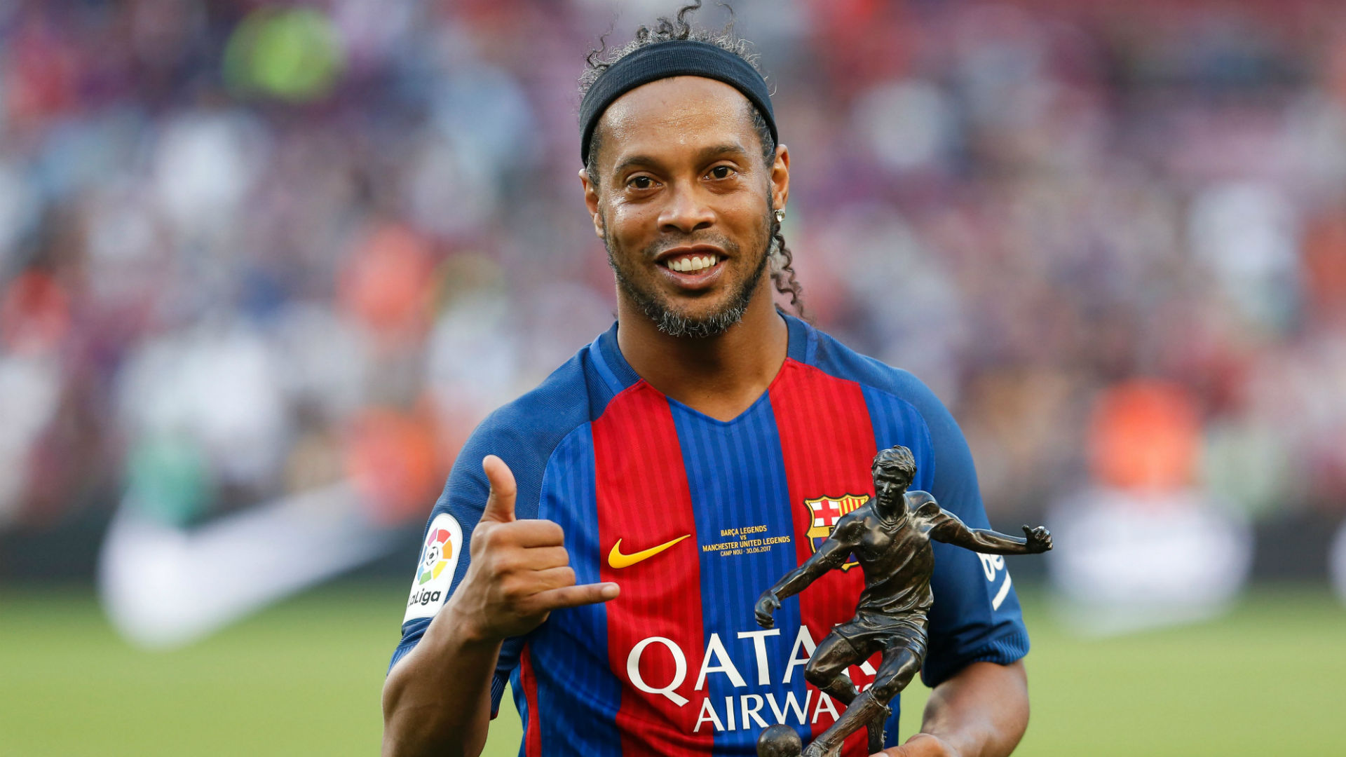 ronaldinho-barcelona-manchester-united-legends_1vf4907xz8lio1f9gfjbw3b13t.jpg