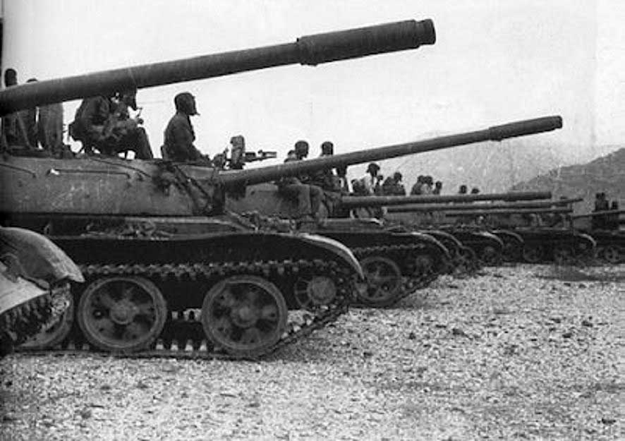 Somali_tanks_entering_Ethiopia_at_the_start_of_the_Ethiopian-Somali_War.jpg