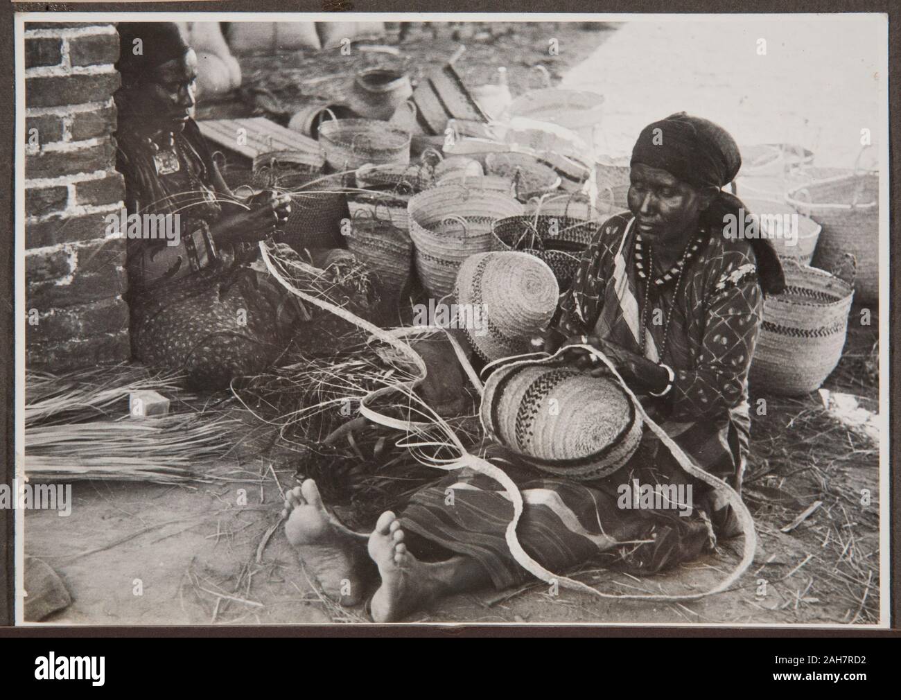 somalia-two-somali-women-sit-weaving-wicker-baskets-circa-1940-200008411357-2AH7RD2.jpg