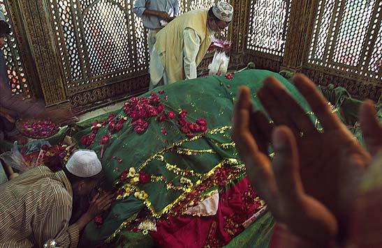 Sufi-grave.jpg