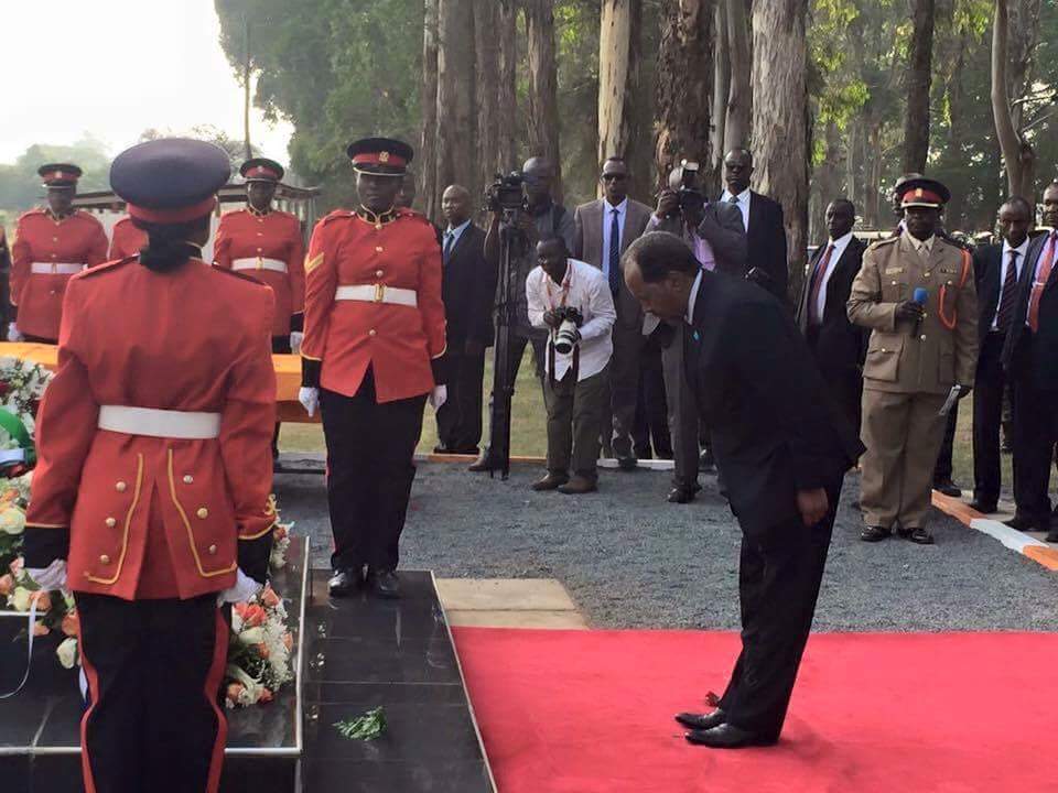 xasan-sheekh-oo-u-sujuuday-una-baroordiiqay-askartii-kenya-ee-lagu-laayey-ceel-cadde-6-1.jpg