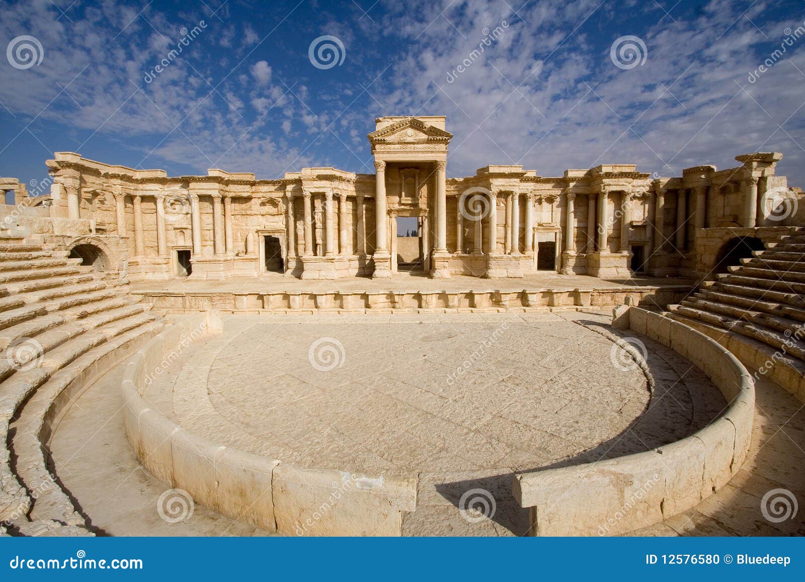 antique-roman-theatre-palmyra-syria-12576580.jpg