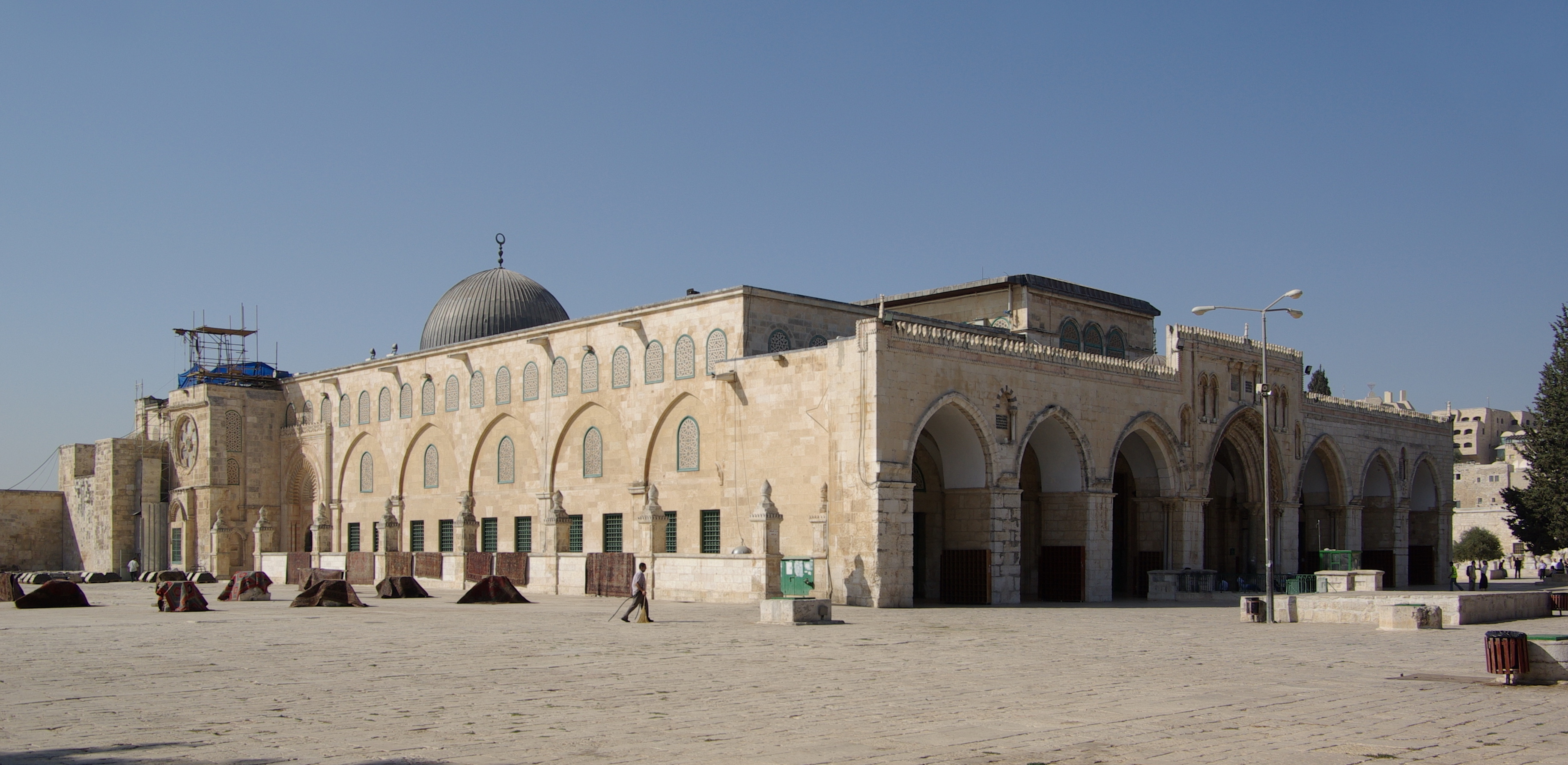 Jerusalem_Al-Aqsa_Mosque_BW_2010-09-21_06-38-12.JPG