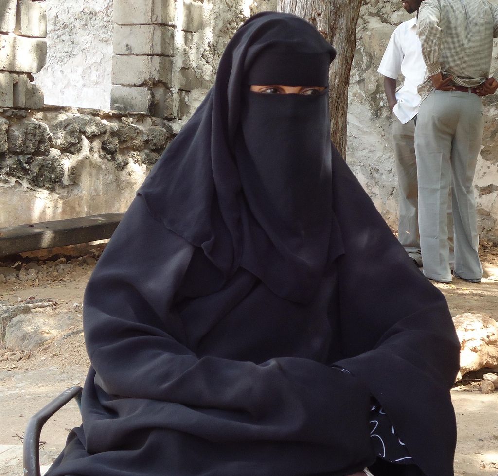 Mogadishu resident displays her niqab and dresses according to new  regulations | Niqab, Arab girls hijab, Niqab fashion