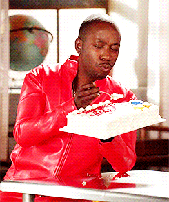 guy-stops-eating-birthday-cake-1368131324T.gif